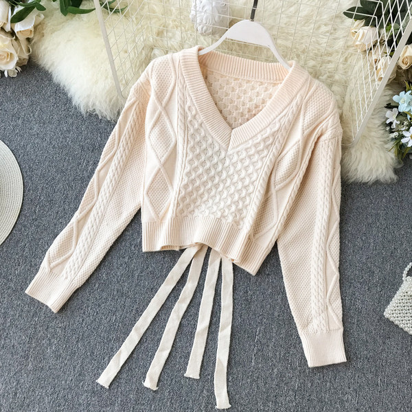 Őszi női szett, mely egy pulóvert és egy bézs tüllruhát tartalmaz