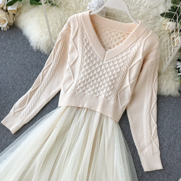 Őszi női szett, mely egy pulóvert és egy bézs tüllruhát tartalmaz