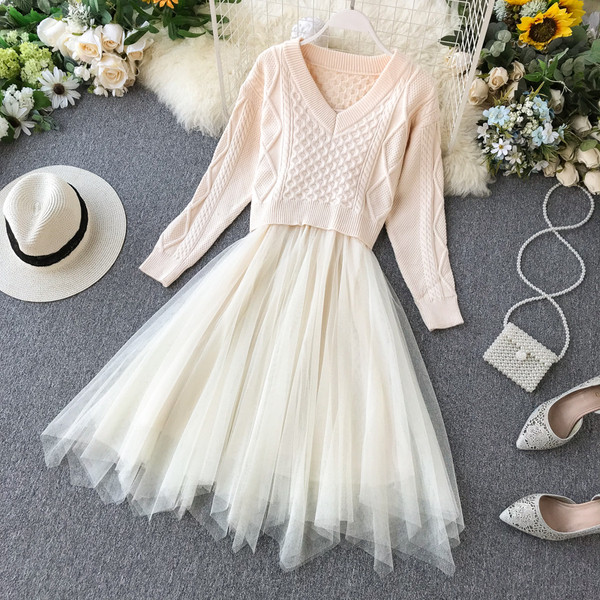 Őszi női szett, mely egy pulóvert és egy bézs tüllruhát tartalmaz