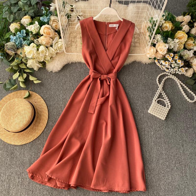 Női ruha övvel és spitz nyakkivágással több színben