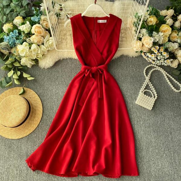 Női ruha övvel és spitz nyakkivágással több színben