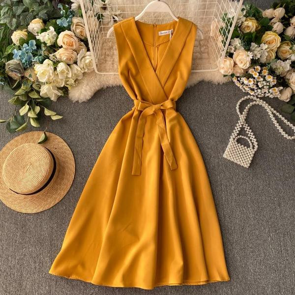 Női ruha övvel és spitz nyakkivágással több színben