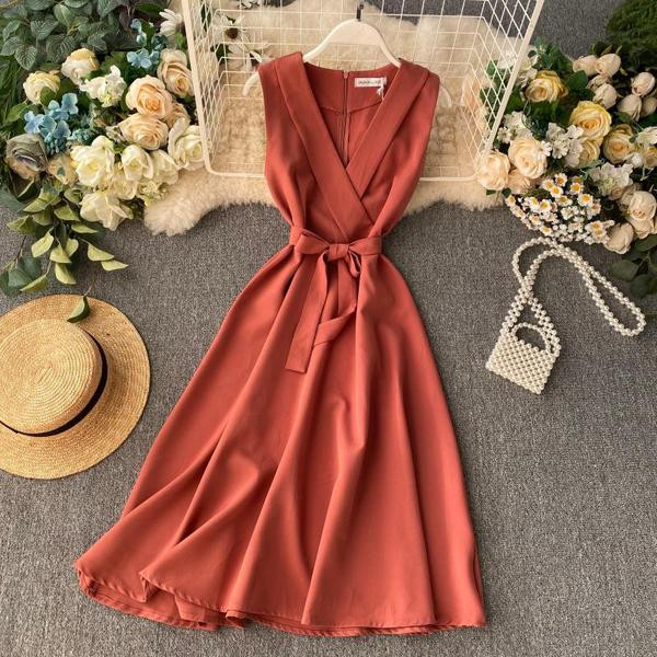 Női ruha övvel és spitz nyakkivágással több színben