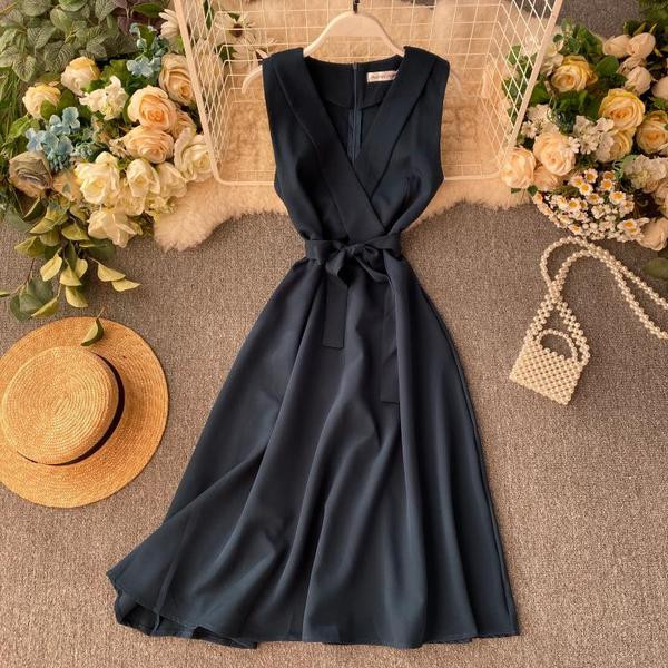 Női ruha övvel és spitz nyakkivágással több színben