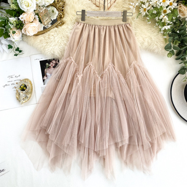 Új modell szabású női szoknya, magas derékkal és tüllel