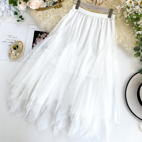 Új modell szabású női szoknya, magas derékkal és tüllel