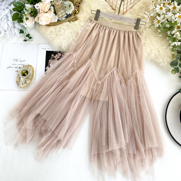 Új modell szabású női szoknya, magas derékkal és tüllel