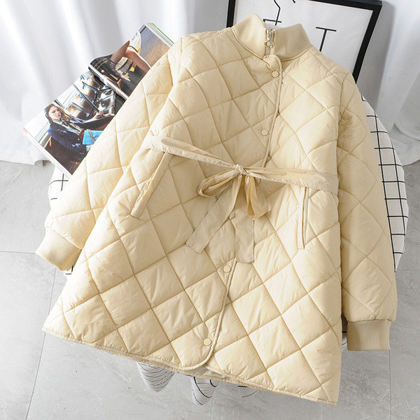 Modern női hosszú kabát fűzővel és magas gallérral, két színben