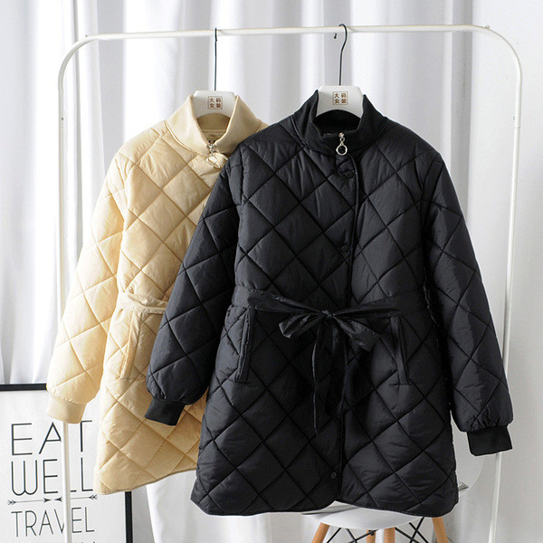 Modern női hosszú kabát fűzővel és magas gallérral, két színben