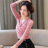 Aktuális női blúz három színben kövekkel és V-nyakkal