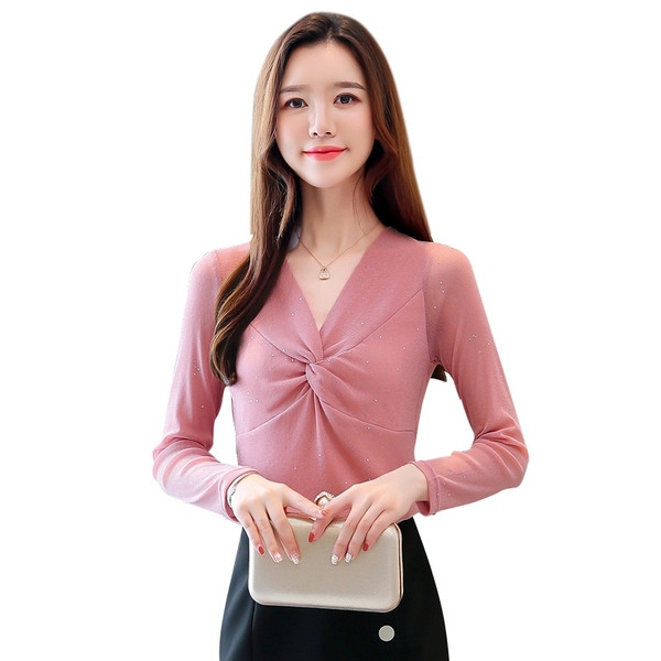 Aktuális női blúz három színben kövekkel és V-nyakkal