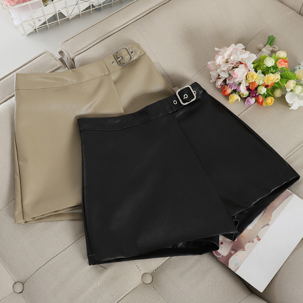 Bőr rövidnadrág magas derékkal, fém csattal több színben