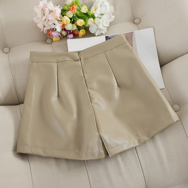 Bőr rövidnadrág magas derékkal, fém csattal több színben