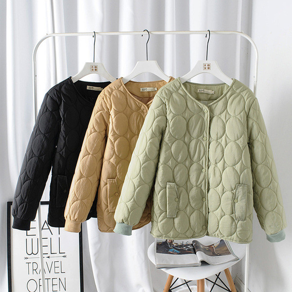 Női alkalmi kabát széles modell zsebbel és gombokkal, három színben