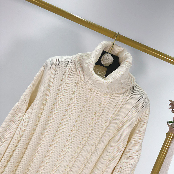 Hosszú és széles női pulóver pólógallérral, bézs színben