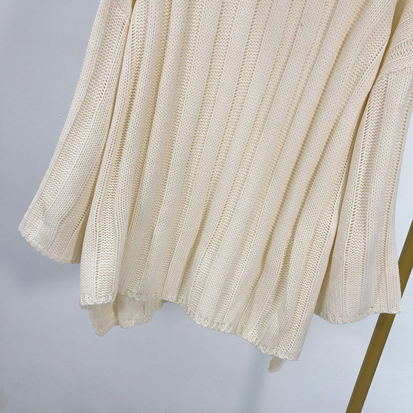 Hosszú és széles női pulóver pólógallérral, bézs színben