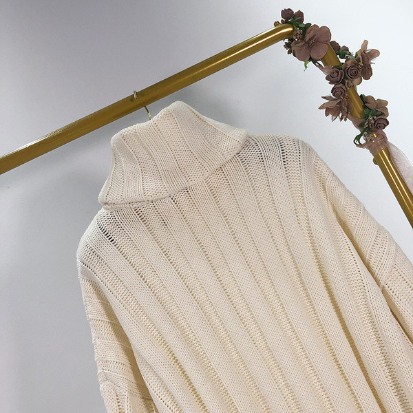 Hosszú és széles női pulóver pólógallérral, bézs színben