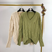 Széles női pulóver spitz nyakkivágással, szakadt motívummal, két színben