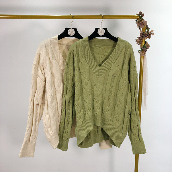 Széles női pulóver spitz nyakkivágással, szakadt motívummal, két színben