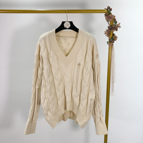 Széles női pulóver spitz nyakkivágással, szakadt motívummal, két színben