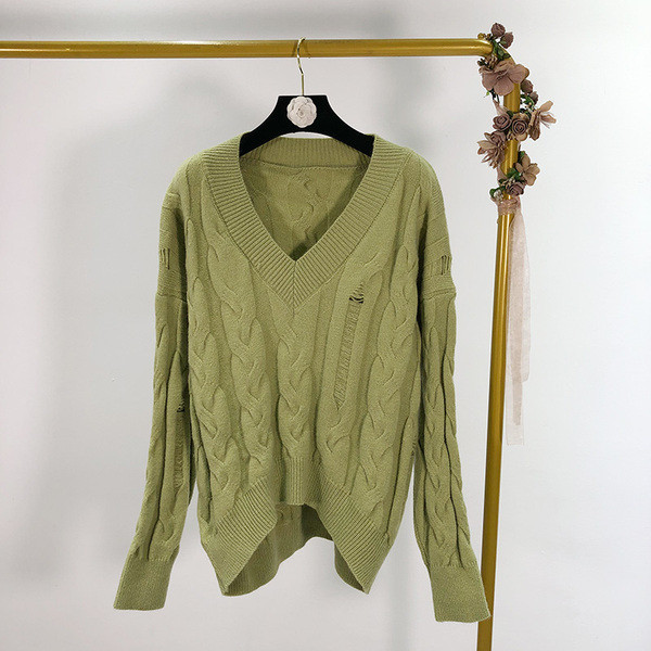 Széles női pulóver spitz nyakkivágással, szakadt motívummal, két színben