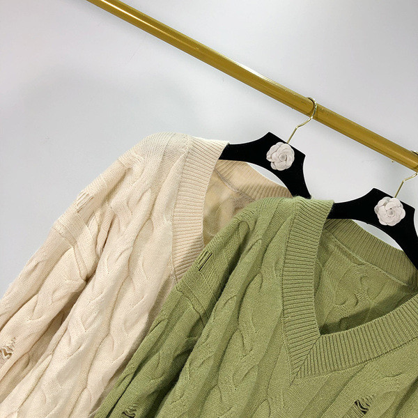 Széles női pulóver spitz nyakkivágással, szakadt motívummal, két színben