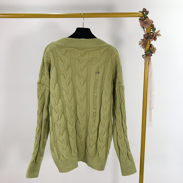 Széles női pulóver spitz nyakkivágással, szakadt motívummal, két színben