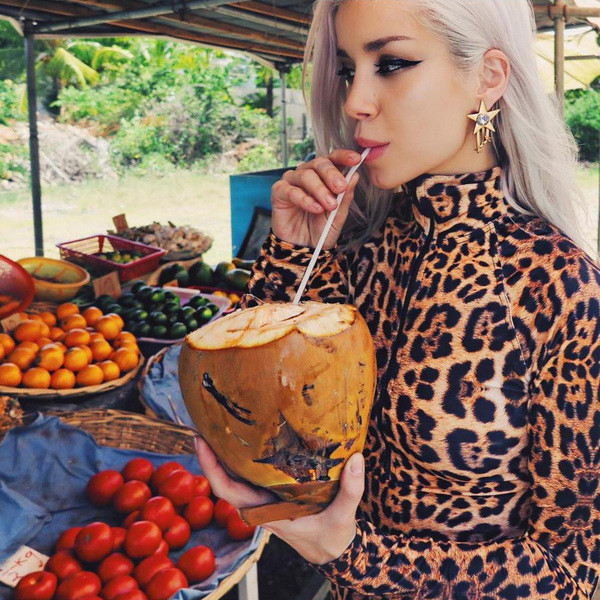 Modern női test magas gallérral és hosszú ujjakkal