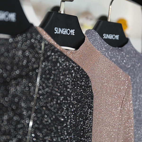 Bluză de damă modernă cu particule strălucitoare în gri, negru, roz și maro