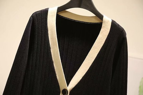 Lezser női kardigán gombbal és zsebekkel fekete színben