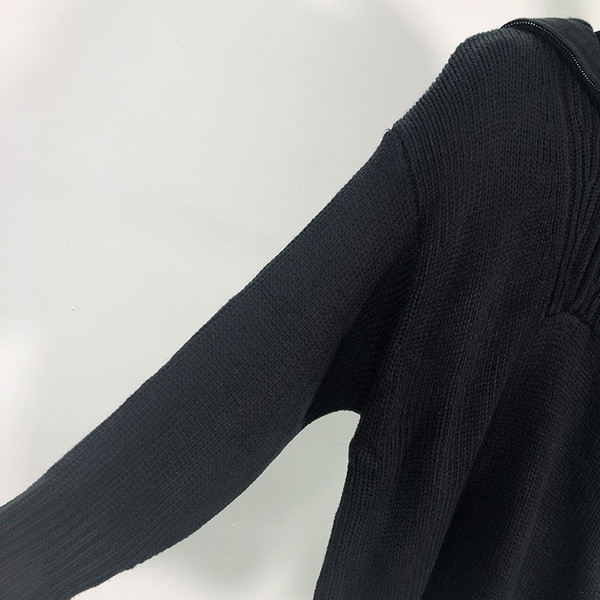 Hosszú és széles sportpulóver fekete cipzárral