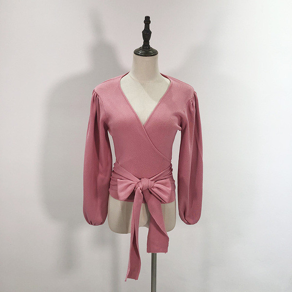 Bluză de damă din tricot subțire, cu decolteu adânc și legături în talie