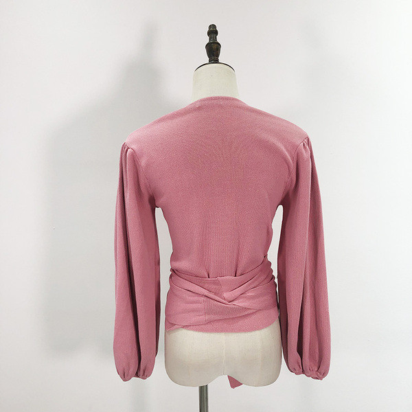 Bluză de damă din tricot subțire, cu decolteu adânc și legături în talie