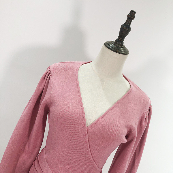 Bluză de damă din tricot subțire, cu decolteu adânc și legături în talie