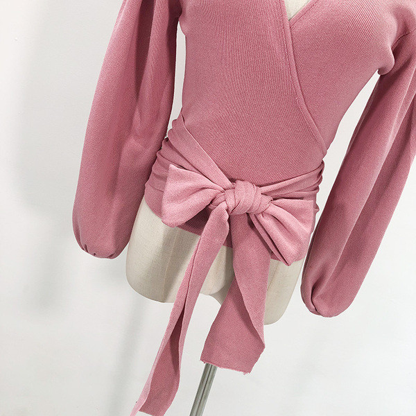 Bluză de damă din tricot subțire, cu decolteu adânc și legături în talie