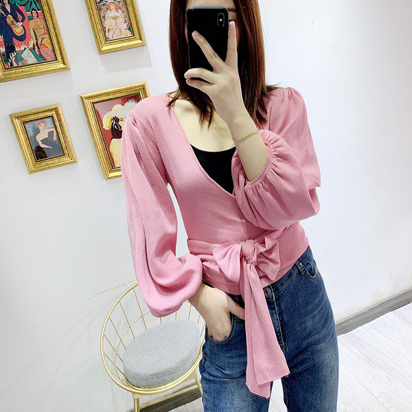 Bluză de damă din tricot subțire, cu decolteu adânc și legături în talie