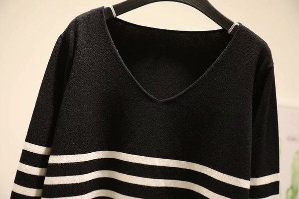 Nagy méretű női csíkos pulóver V-nyakkal, fekete színben