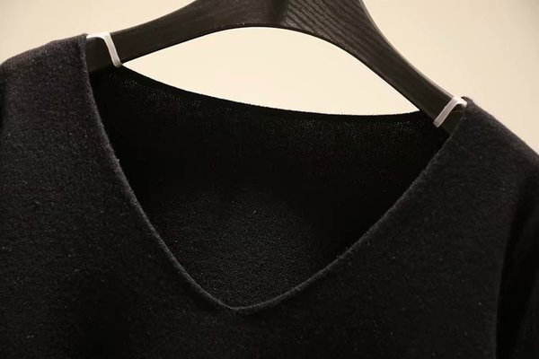 Nagy méretű női csíkos pulóver V-nyakkal, fekete színben