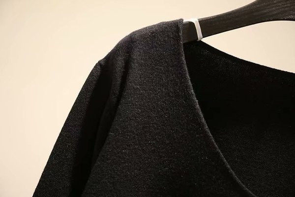 Nagy méretű női csíkos pulóver V-nyakkal, fekete színben