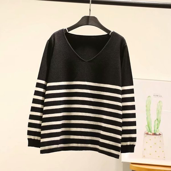 Nagy méretű női csíkos pulóver V-nyakkal, fekete színben