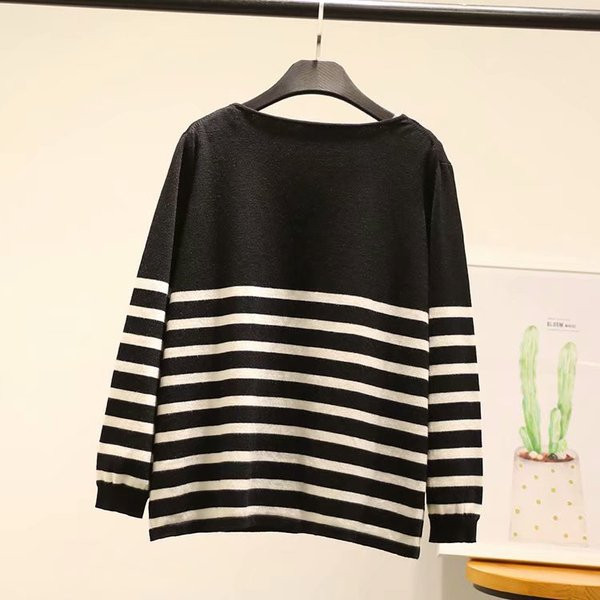 Nagy méretű női csíkos pulóver V-nyakkal, fekete színben