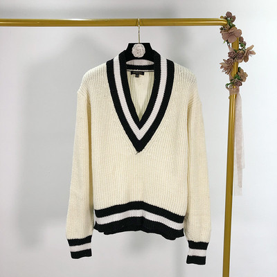 Pulover de damă alb cu decolteu spitz și mâneci lungi