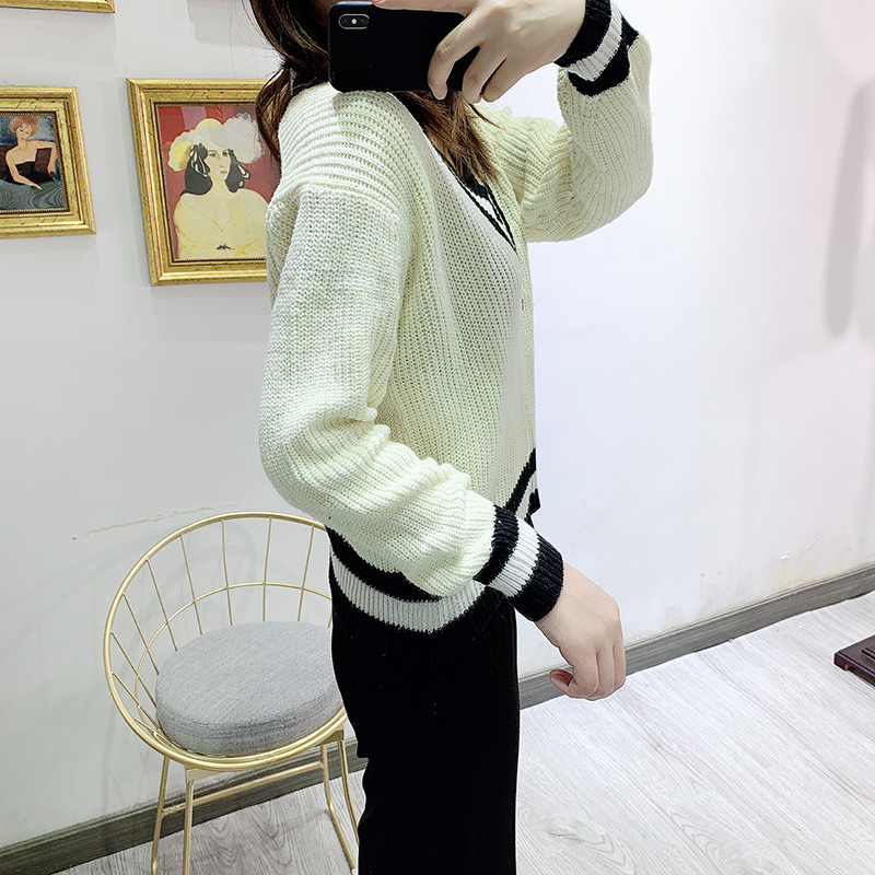 Pulover de damă alb cu decolteu spitz și mâneci lungi