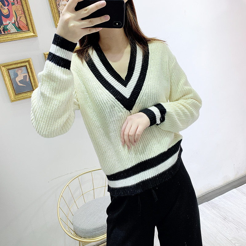 Pulover de damă alb cu decolteu spitz și mâneci lungi