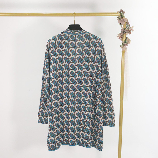 Rochie lată din tricot, cu decolteu adânc și model colorat