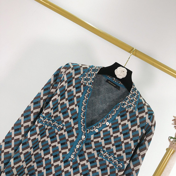 Rochie lată din tricot, cu decolteu adânc și model colorat