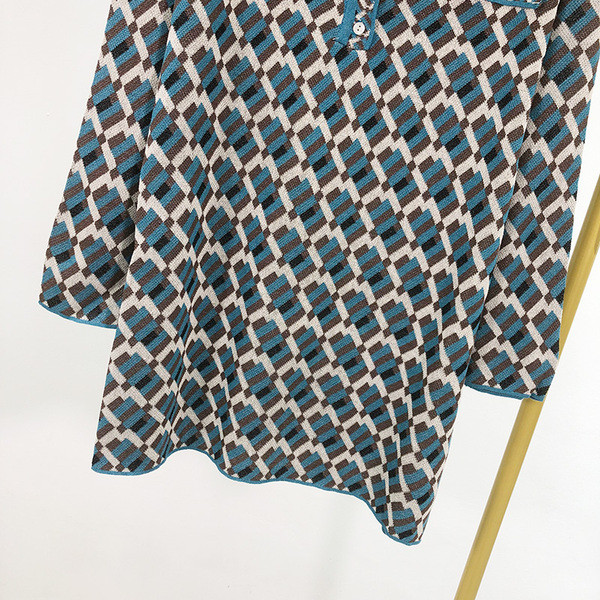 Rochie lată din tricot, cu decolteu adânc și model colorat