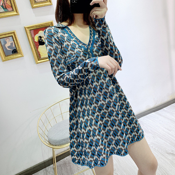 Rochie lată din tricot, cu decolteu adânc și model colorat