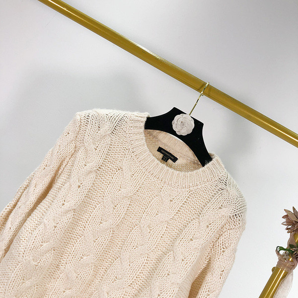 Pulover de dama la moda in bej cu decolteu oval si maneci lungi