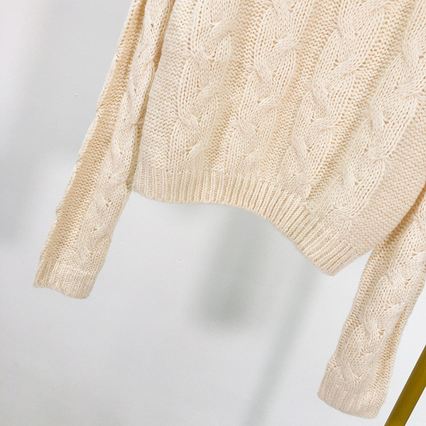 Pulover de dama la moda in bej cu decolteu oval si maneci lungi